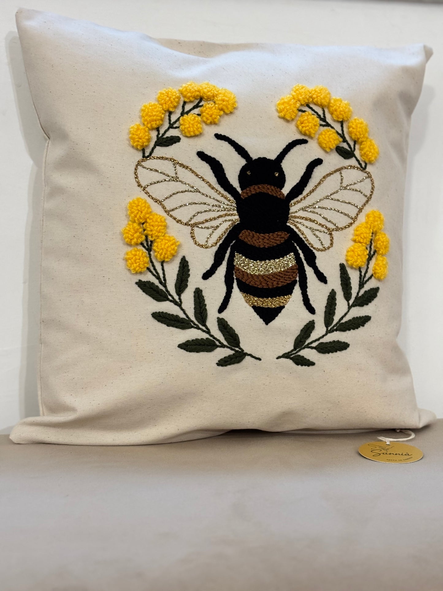 Coussin brodé – Abeille Corse & Immortelle
