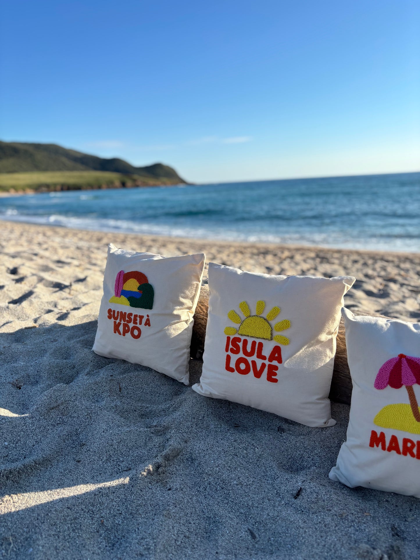 Coussin Corsica Pop – Évasion brodée