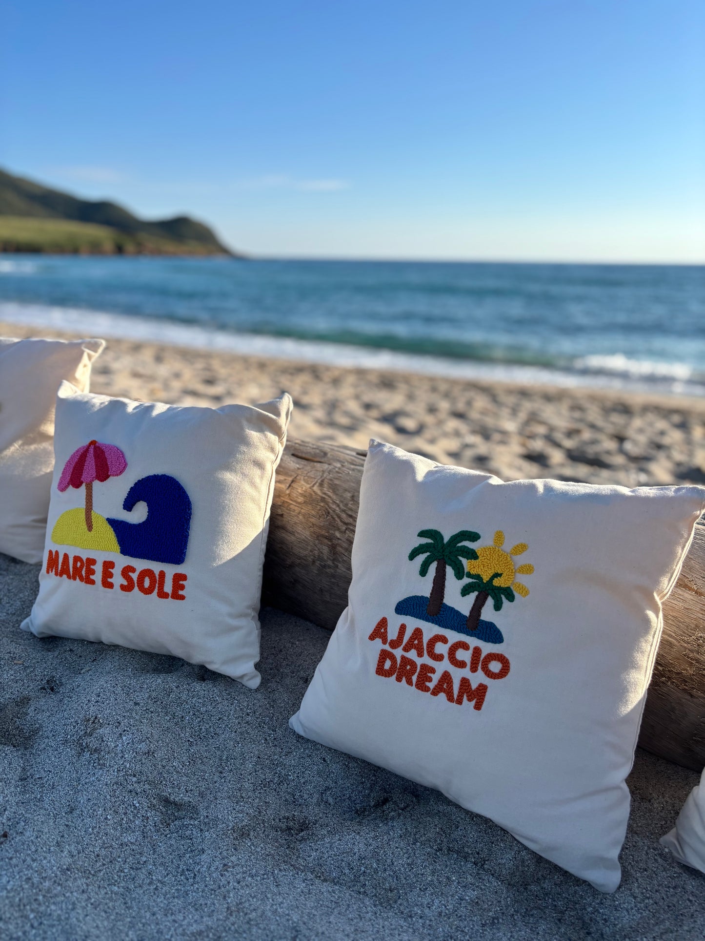 Coussin Corsica Pop – Évasion brodée