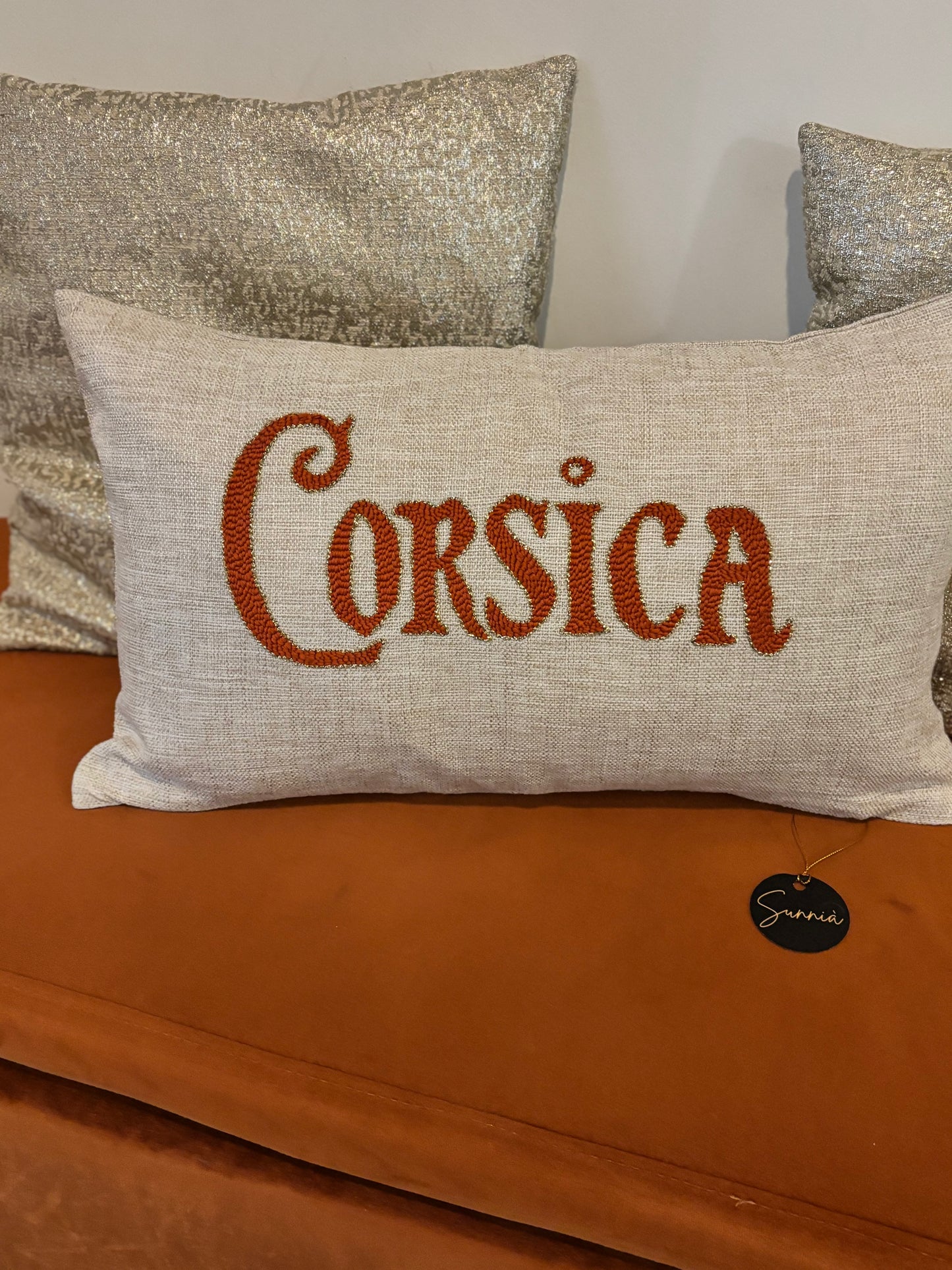 Coussin brodé Corsica – Artisanat corse en punch needle