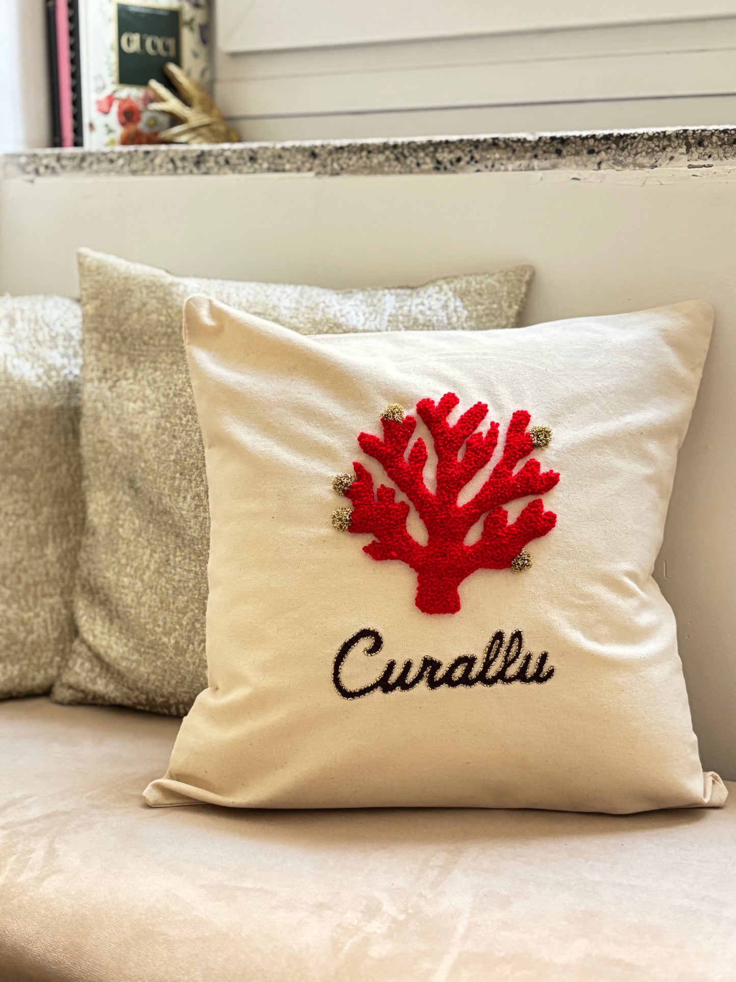 Coussin brodé “Corail rouge” – Punch needle 40x40