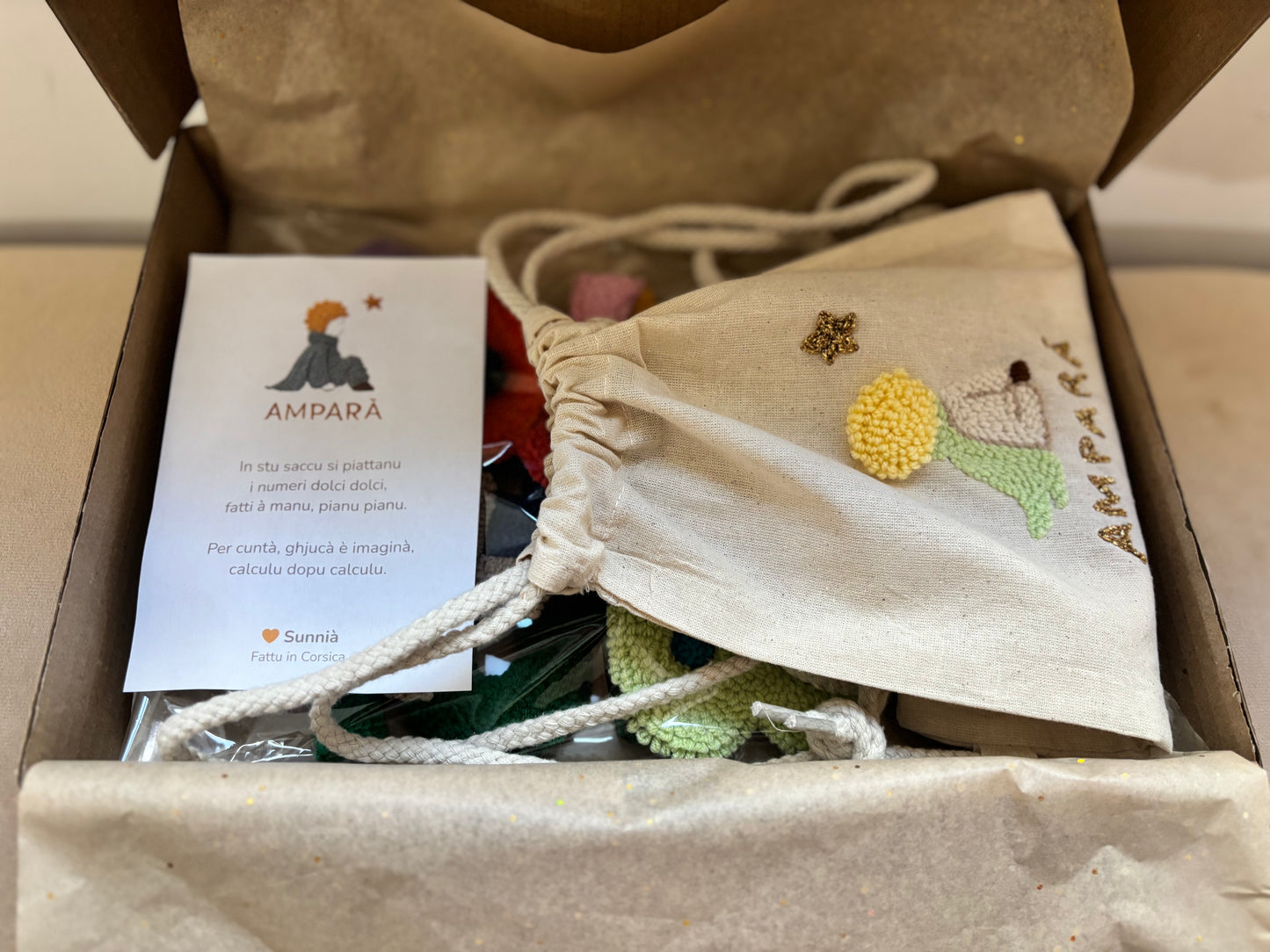 Coffret AMPARÀ – Numeri textile artisanal (0-9 + signes) + sac à dos offert