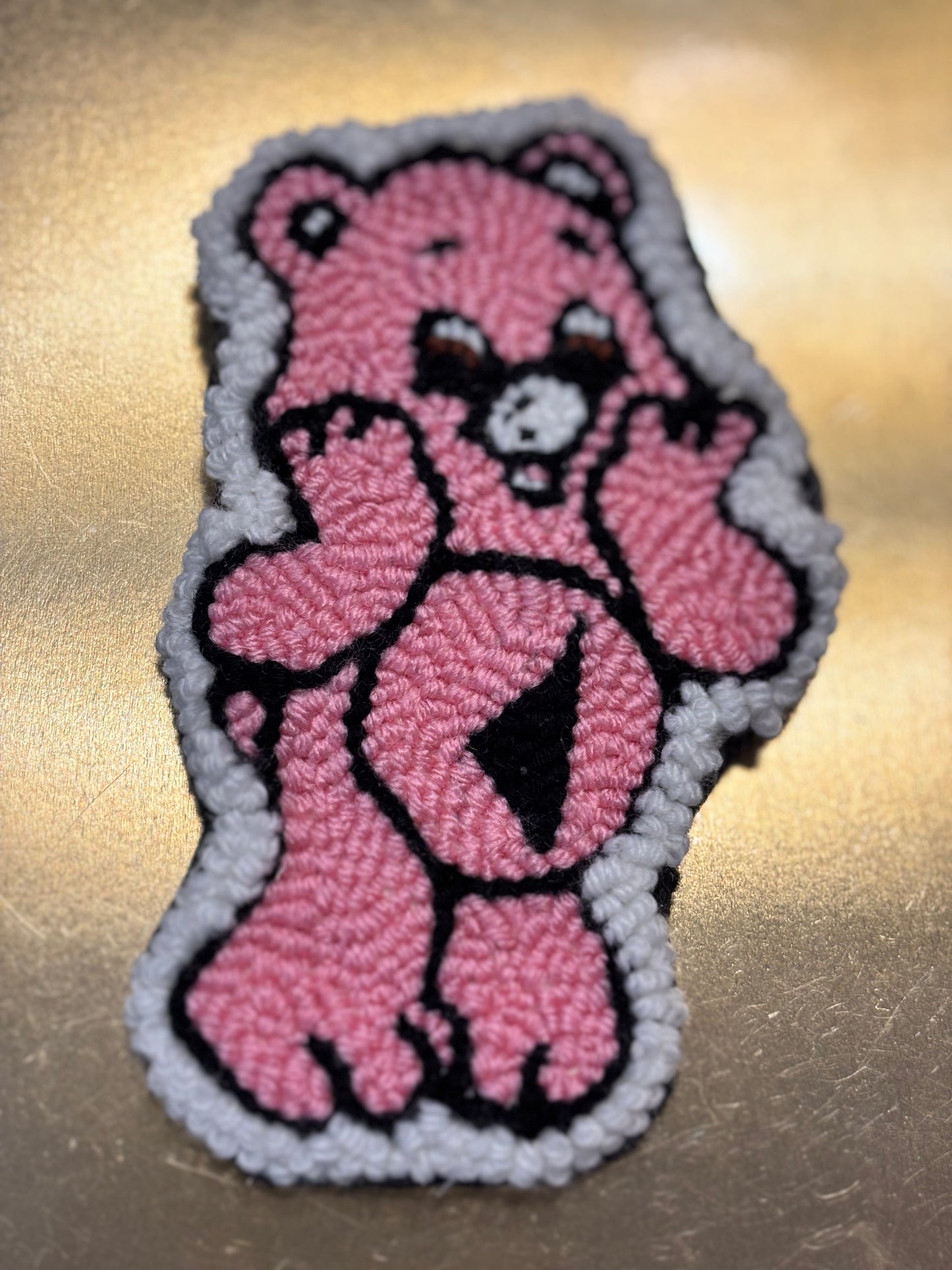 Broche en Punch Needle – Bisounours Ribellu