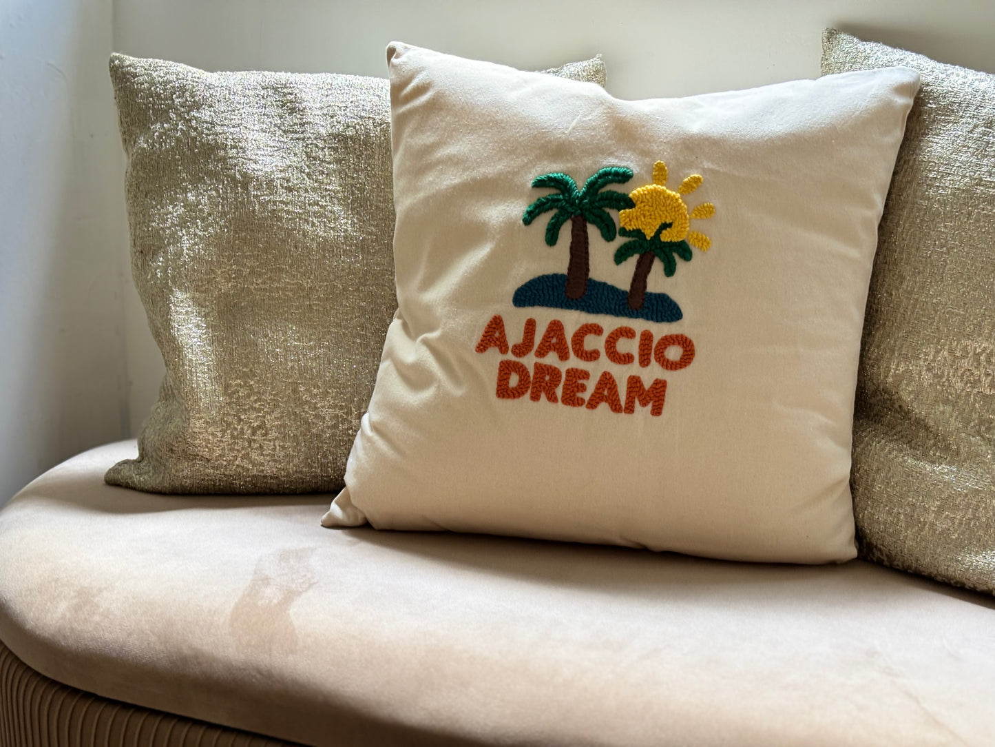 Coussin Corsica Pop – Évasion brodée