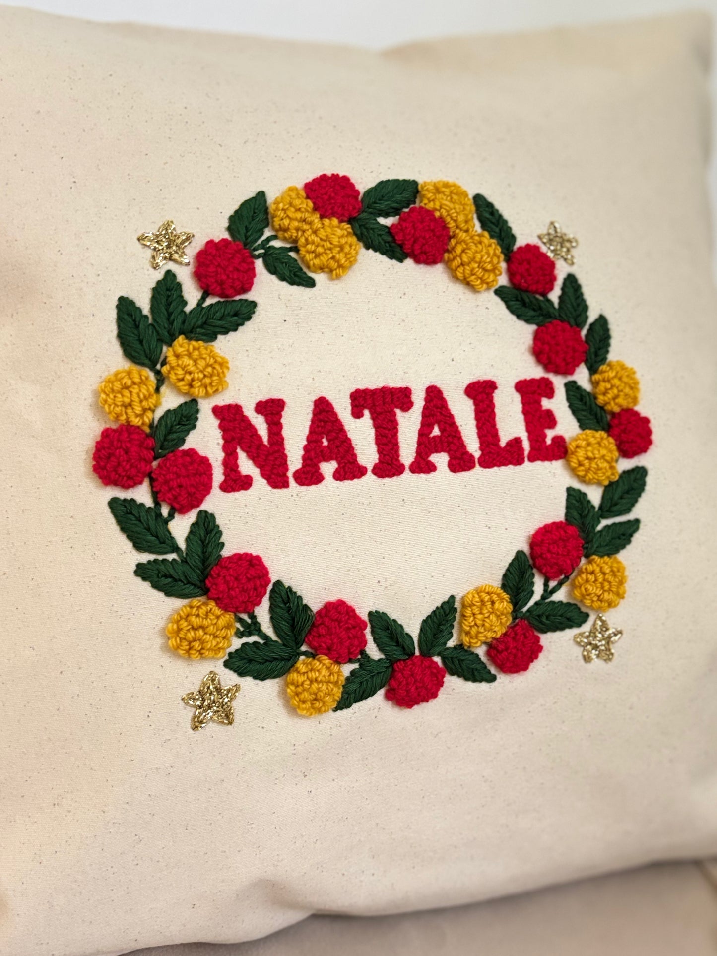 Coussin “Natale” – Couronne brodée (Pièce unique – 40×40)