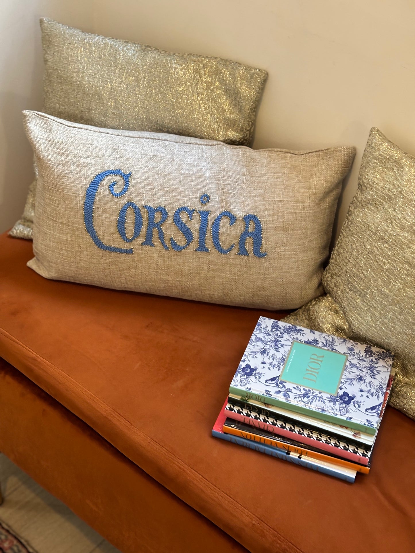 Coussin brodé Corsica – Artisanat corse en punch needle