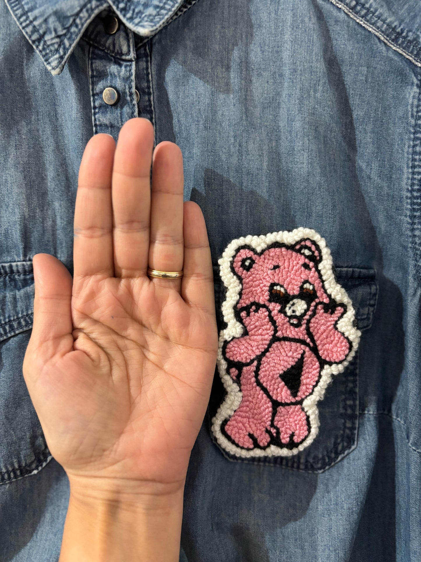 Broche en Punch Needle – Bisounours Ribellu