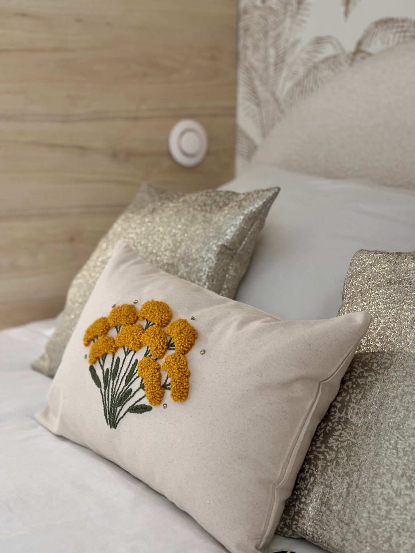 Coussin brodé Immortelle – Format 50×30 cm