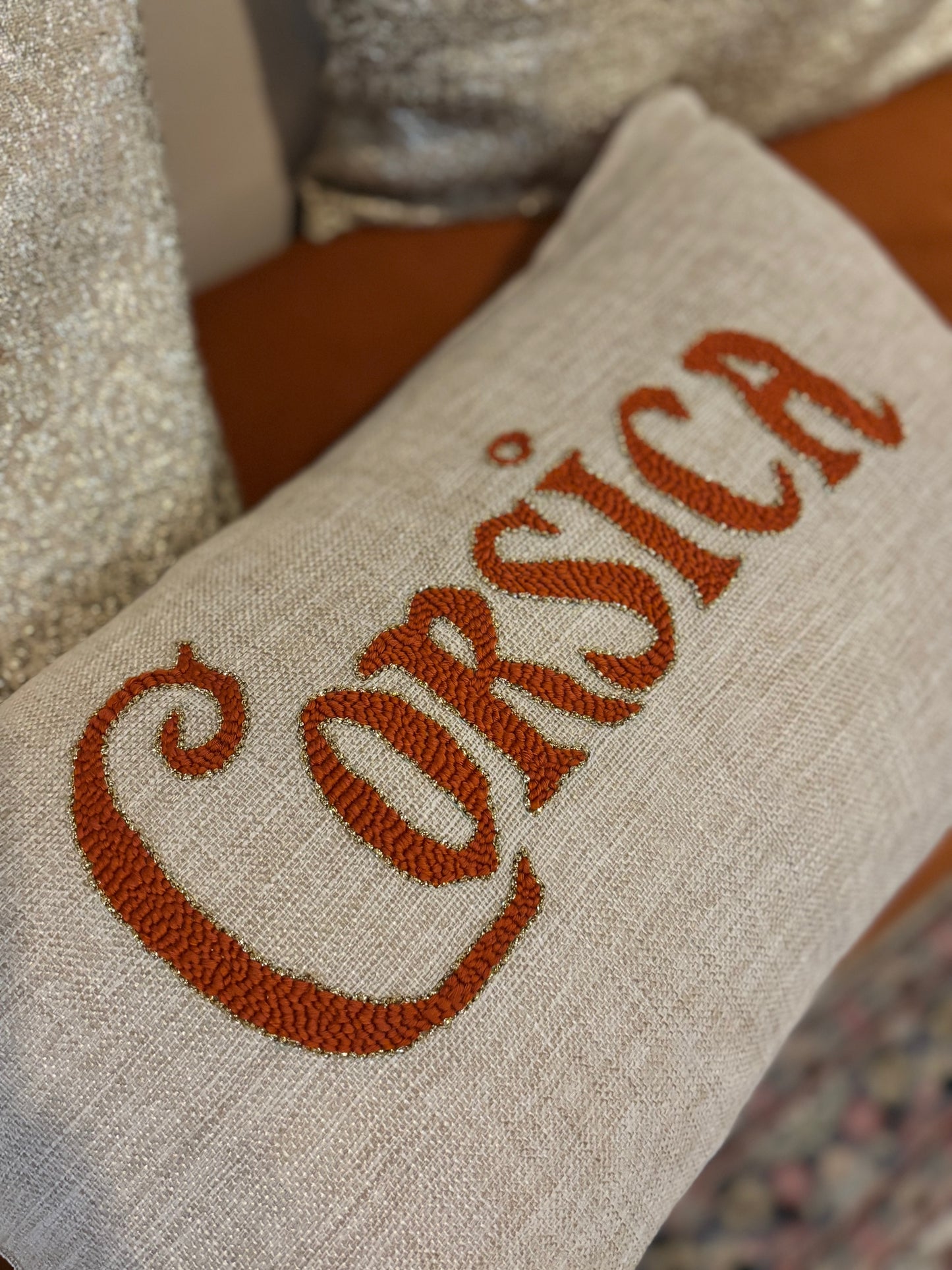 Coussin brodé Corsica – Artisanat corse en punch needle