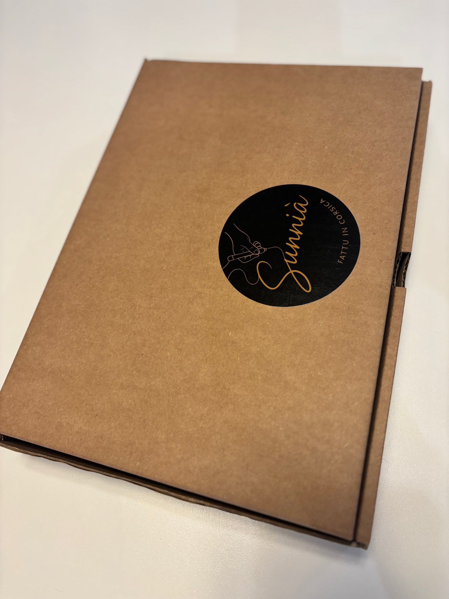 Coffret AMPARÀ – Alphabet textile artisanal (26 lettres) + sac à dos offert