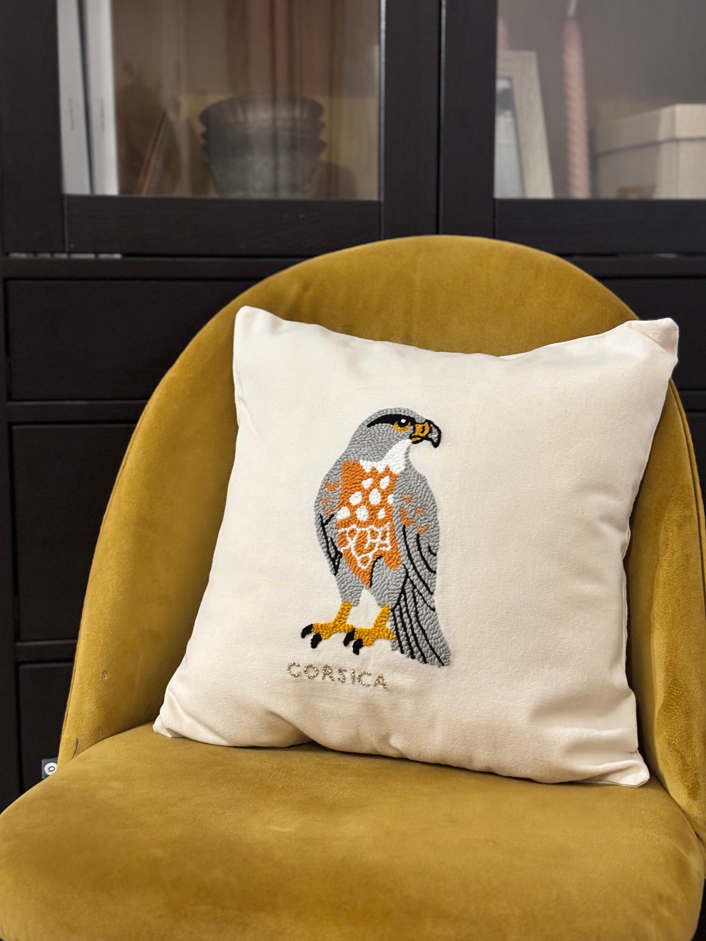 Coussin brodé – Faucon