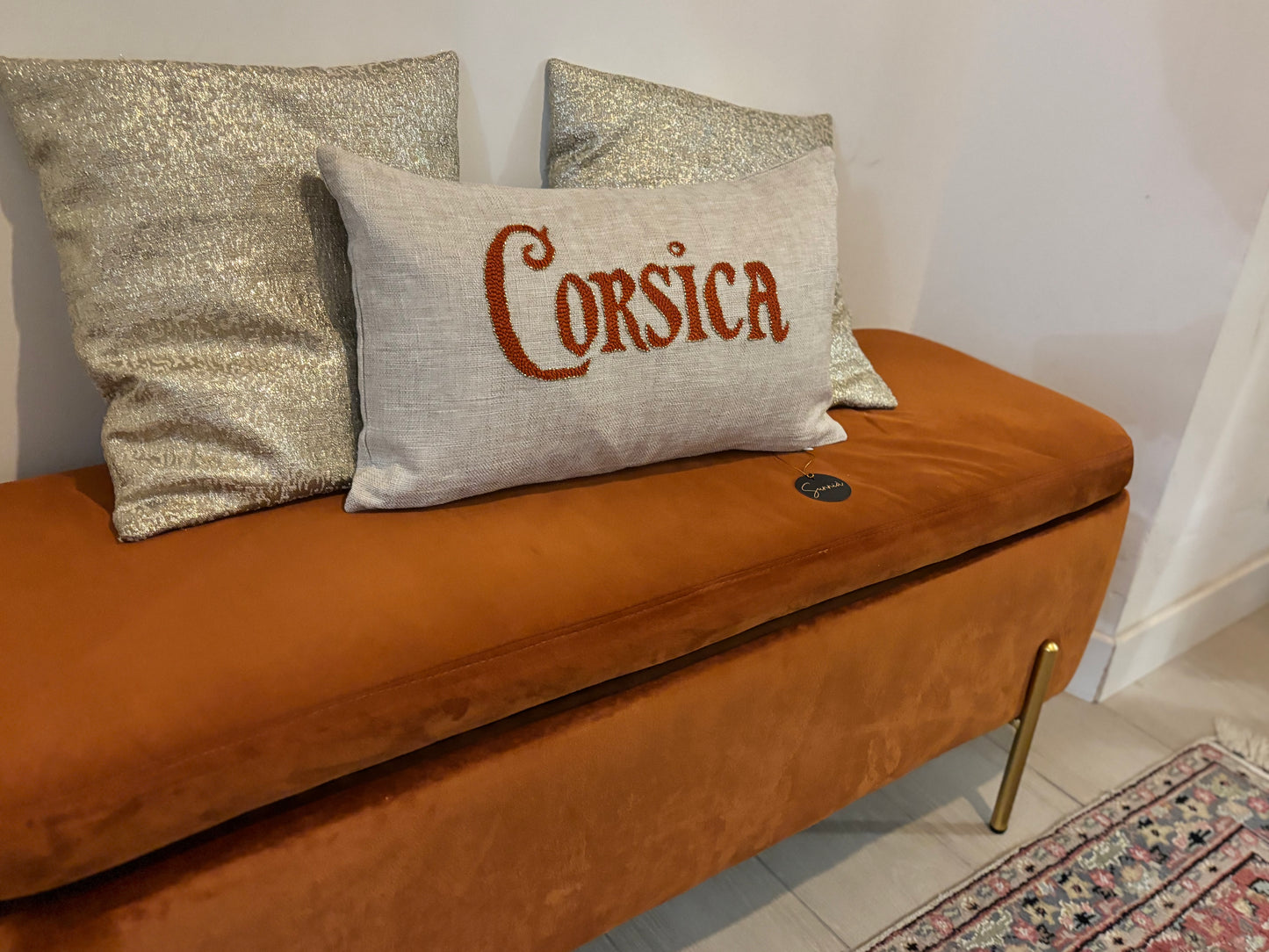 Coussin brodé Corsica – Artisanat corse en punch needle