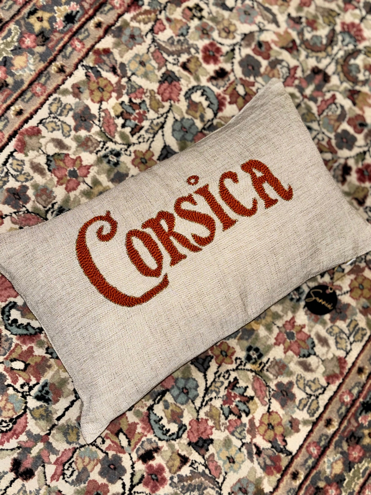 Coussin brodé Corsica – Artisanat corse en punch needle