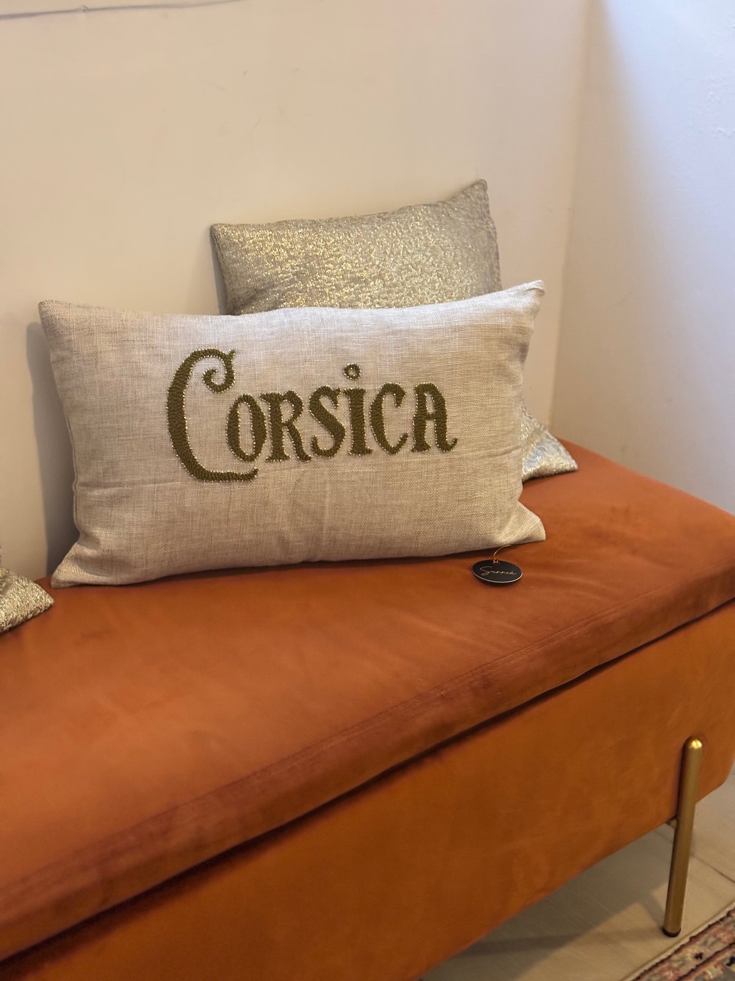 Coussin brodé Corsica – Artisanat corse en punch needle