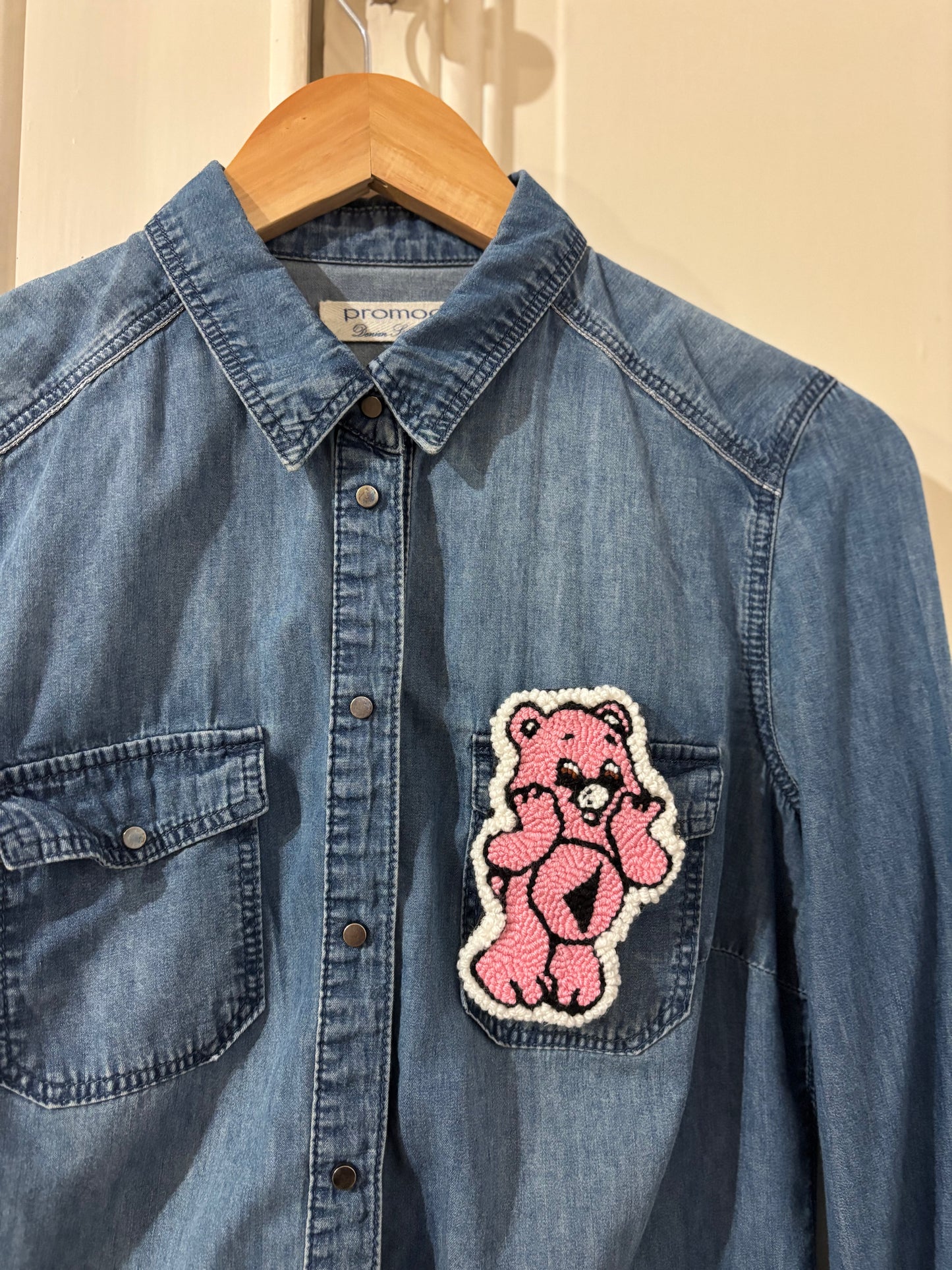 Broche en Punch Needle – Bisounours Ribellu