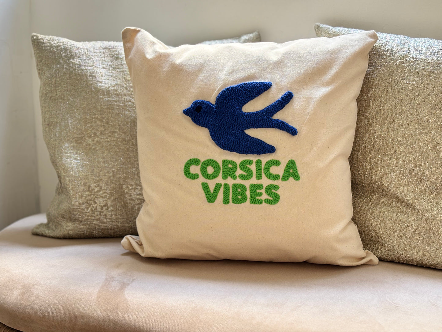Coussin Corsica Pop – Évasion brodée