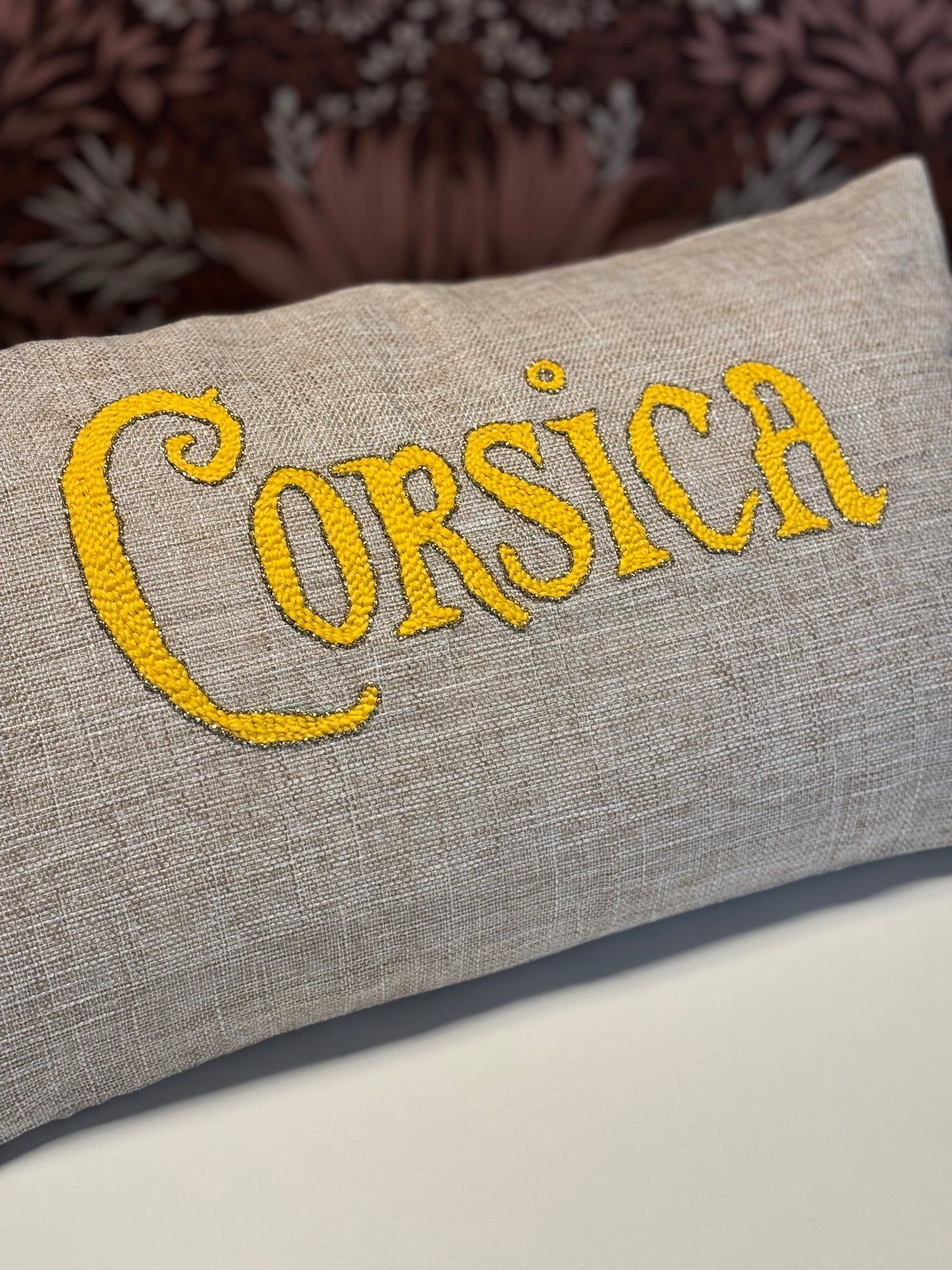 Coussin brodé Corsica – Artisanat corse en punch needle