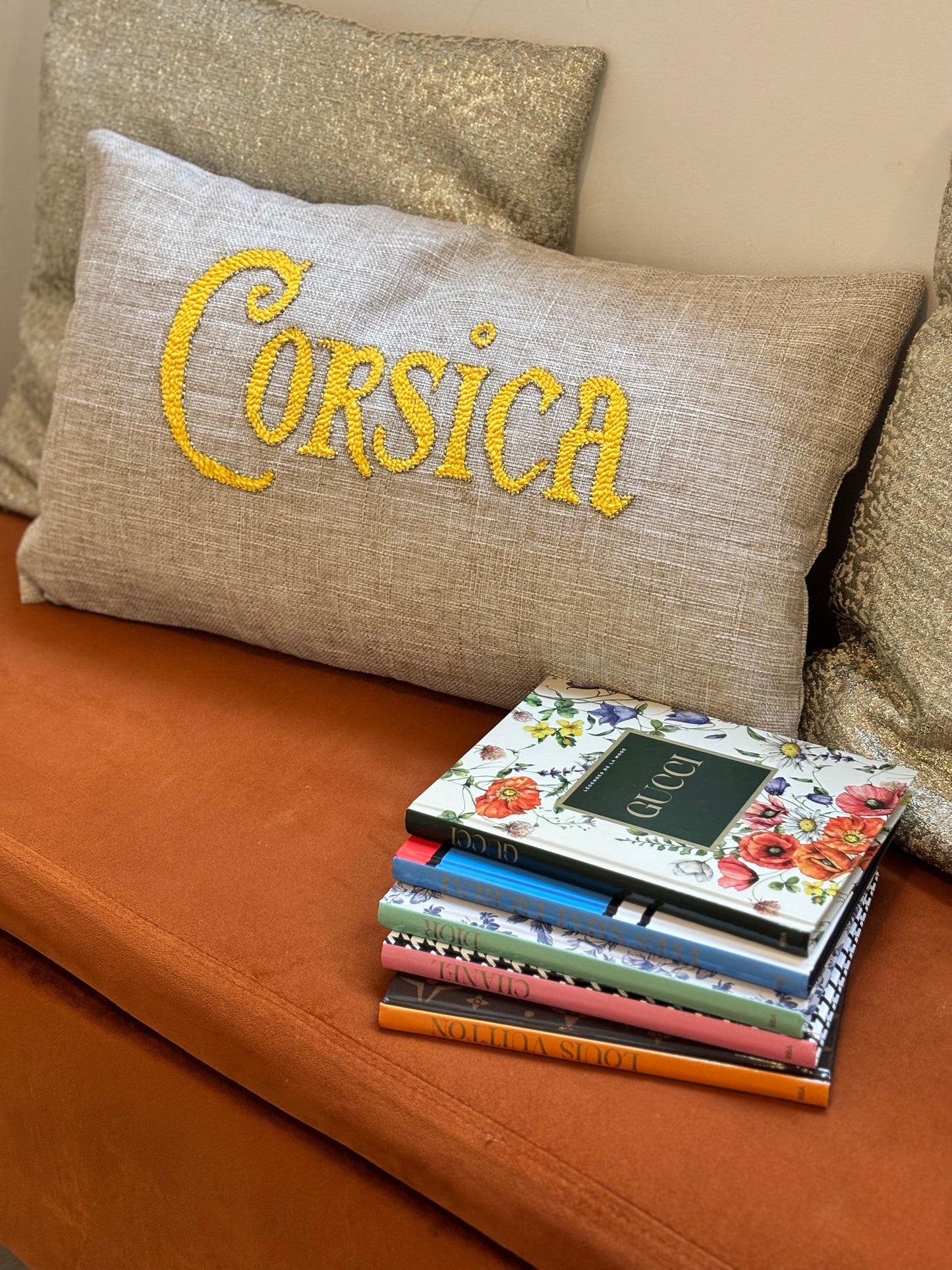 Coussin brodé Corsica – Artisanat corse en punch needle
