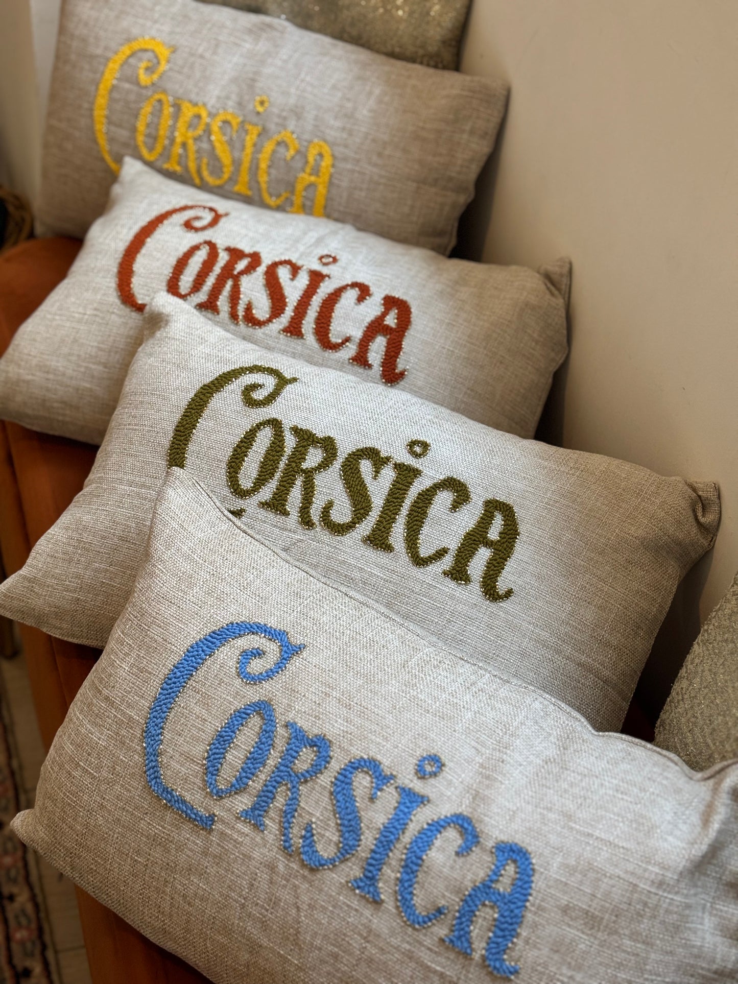 Coussin brodé Corsica – Artisanat corse en punch needle