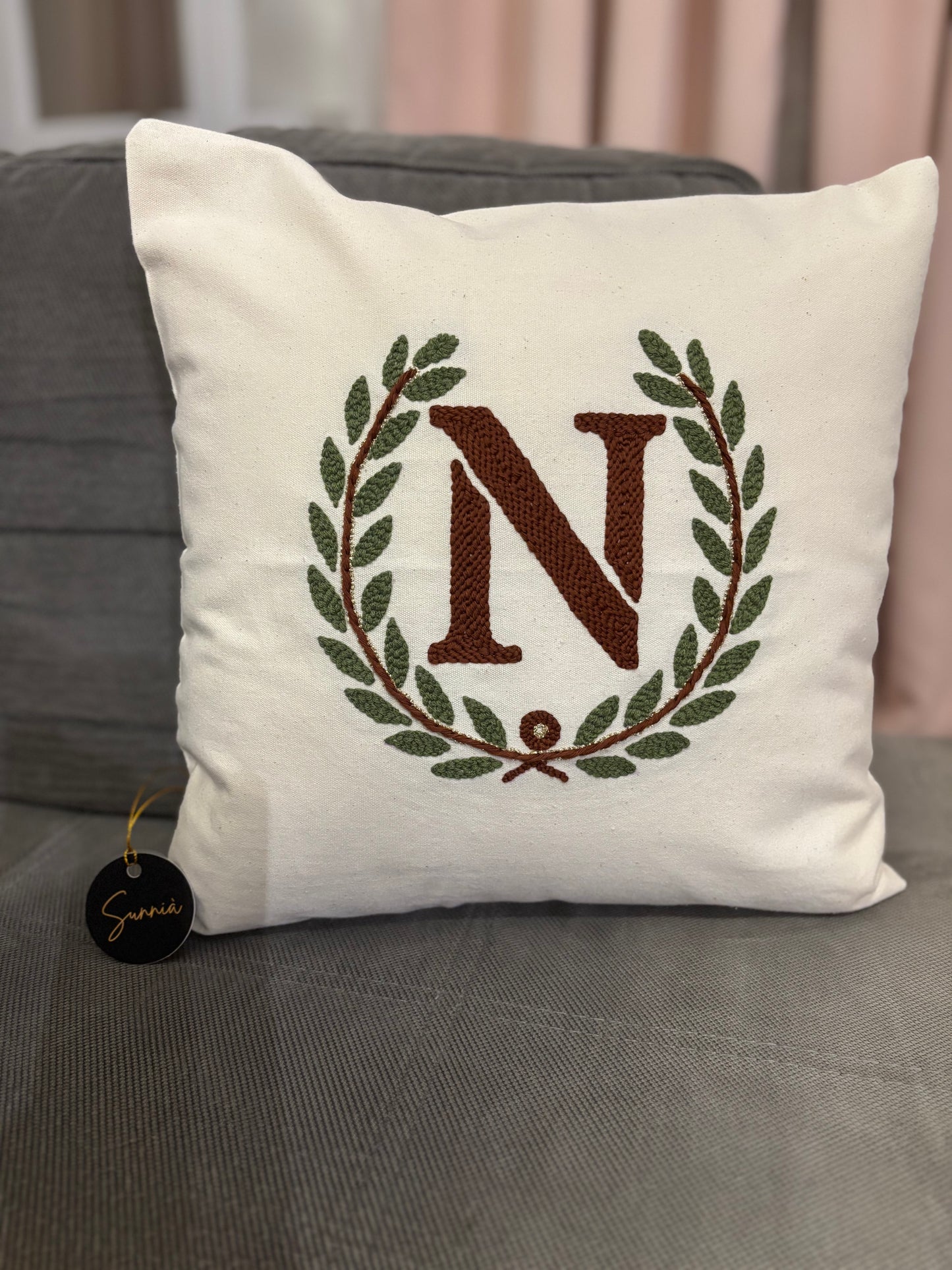 Coussin brodé 40x40 – Artisanat corse en punch needle