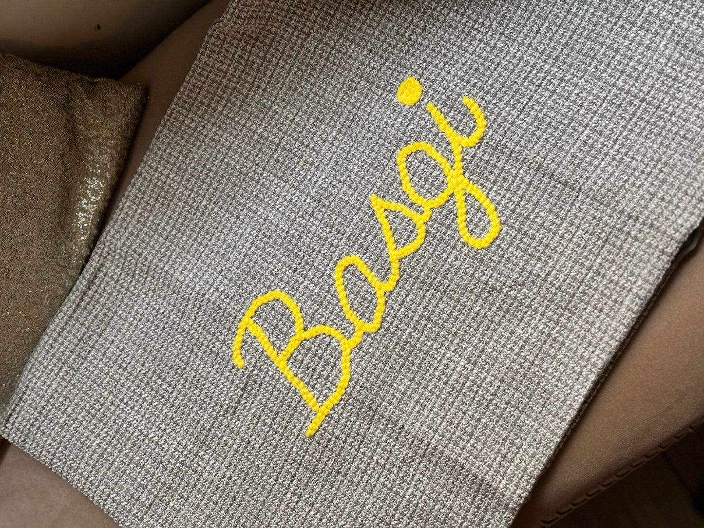 Basgi – Coussin brodé 50x30 cm