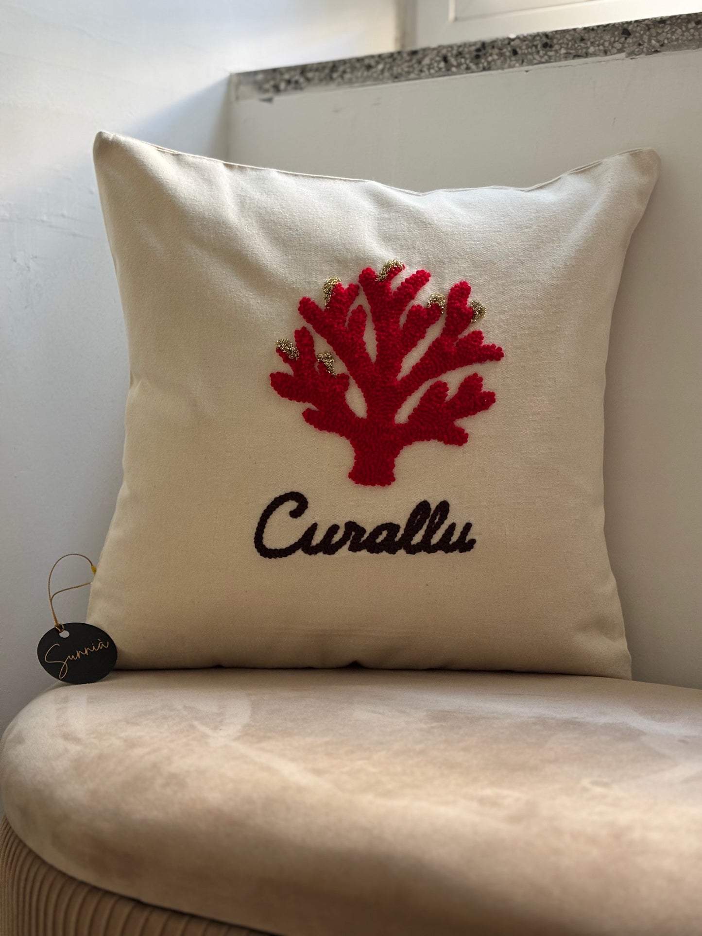 Coussin brodé “Corail rouge” – Punch needle 40x40
