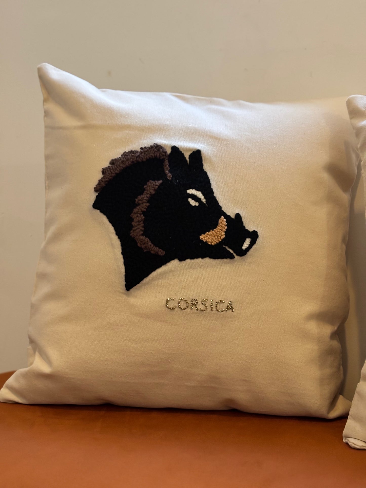 Coussin brodé – Sanglier corse