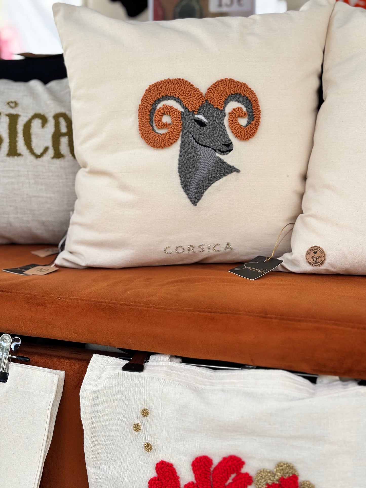 Coussin brodé – Mouflon corse