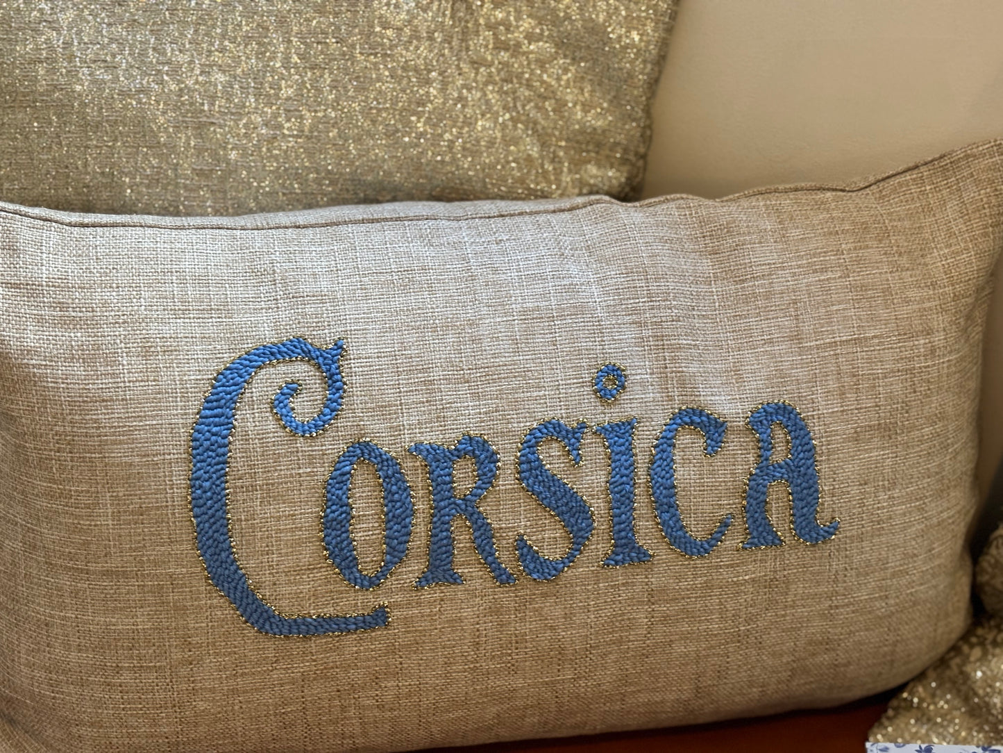 Coussin brodé Corsica – Artisanat corse en punch needle