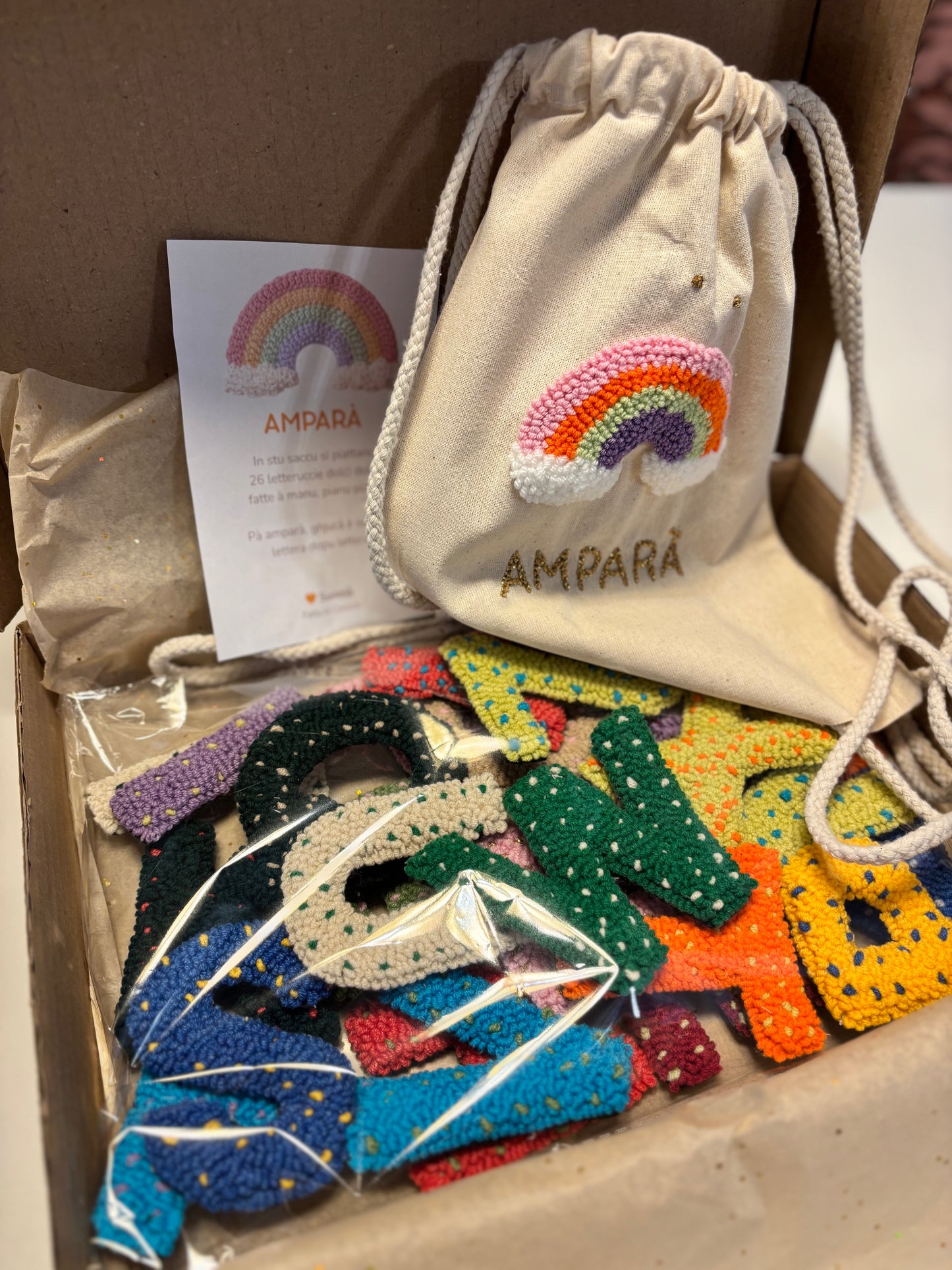 Coffret AMPARÀ – Alphabet textile artisanal (26 lettres) + sac à dos offert