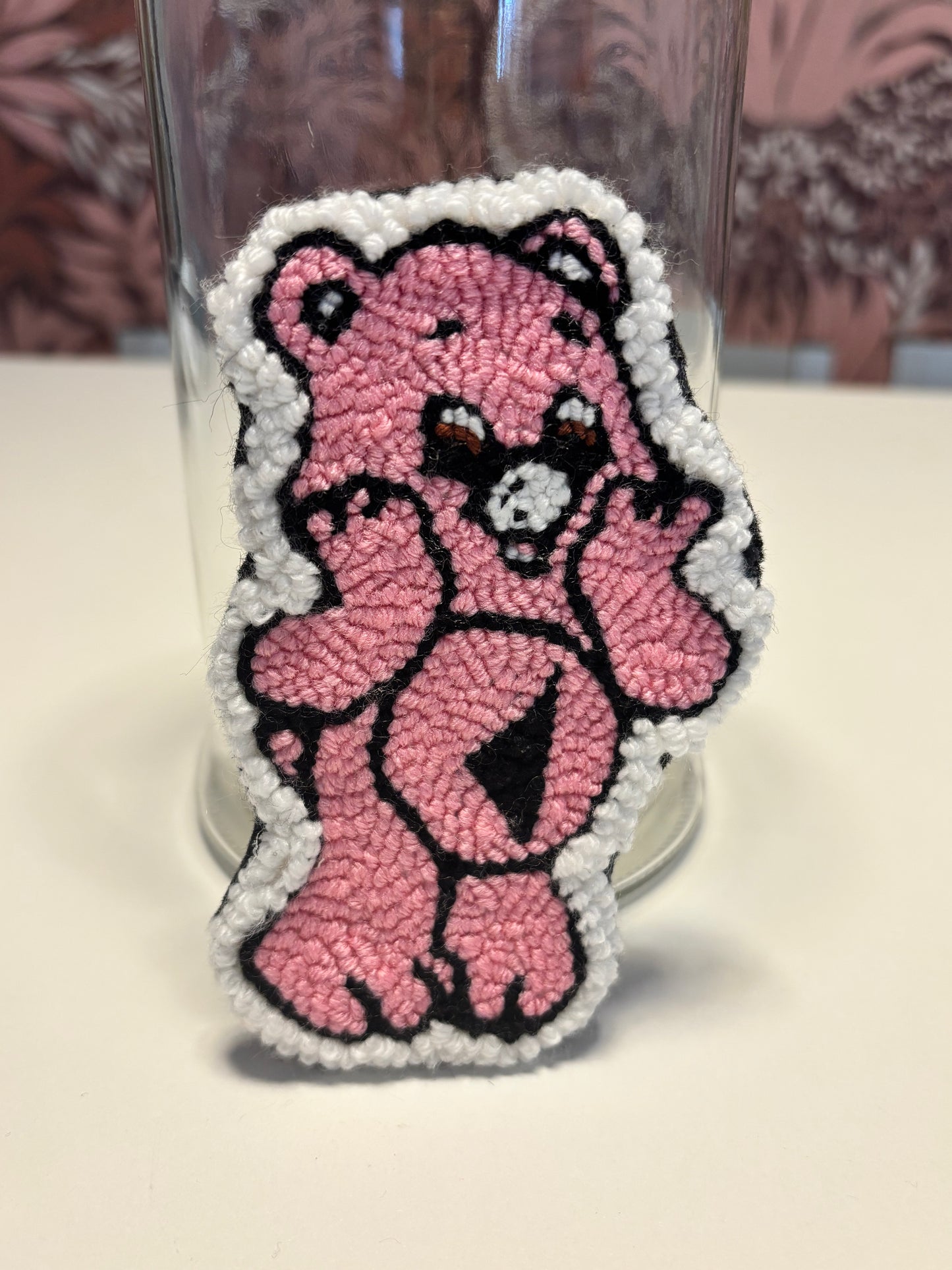 Broche en Punch Needle – Bisounours Ribellu
