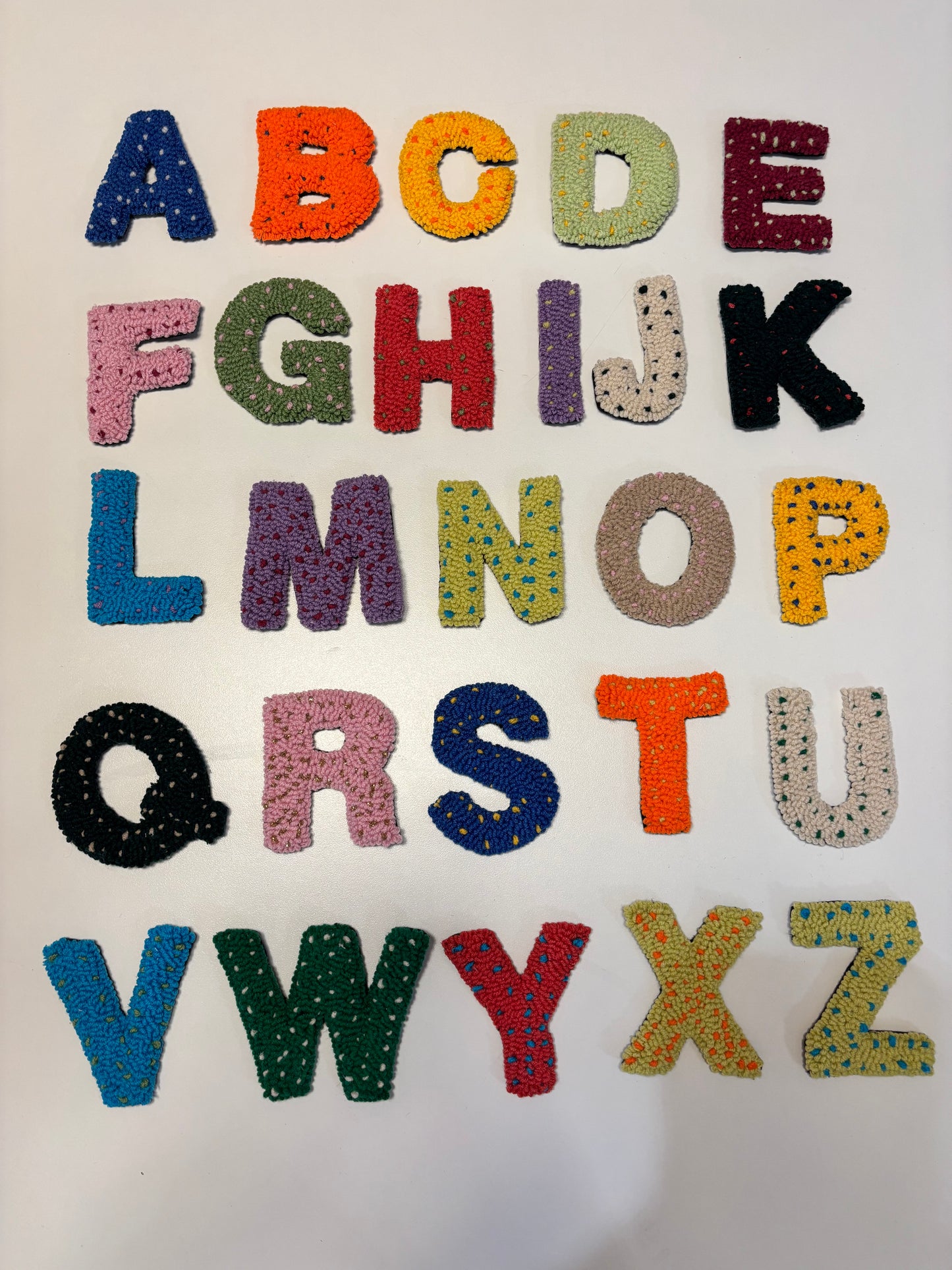 Coffret AMPARÀ – Alphabet textile artisanal (26 lettres) + sac à dos offert