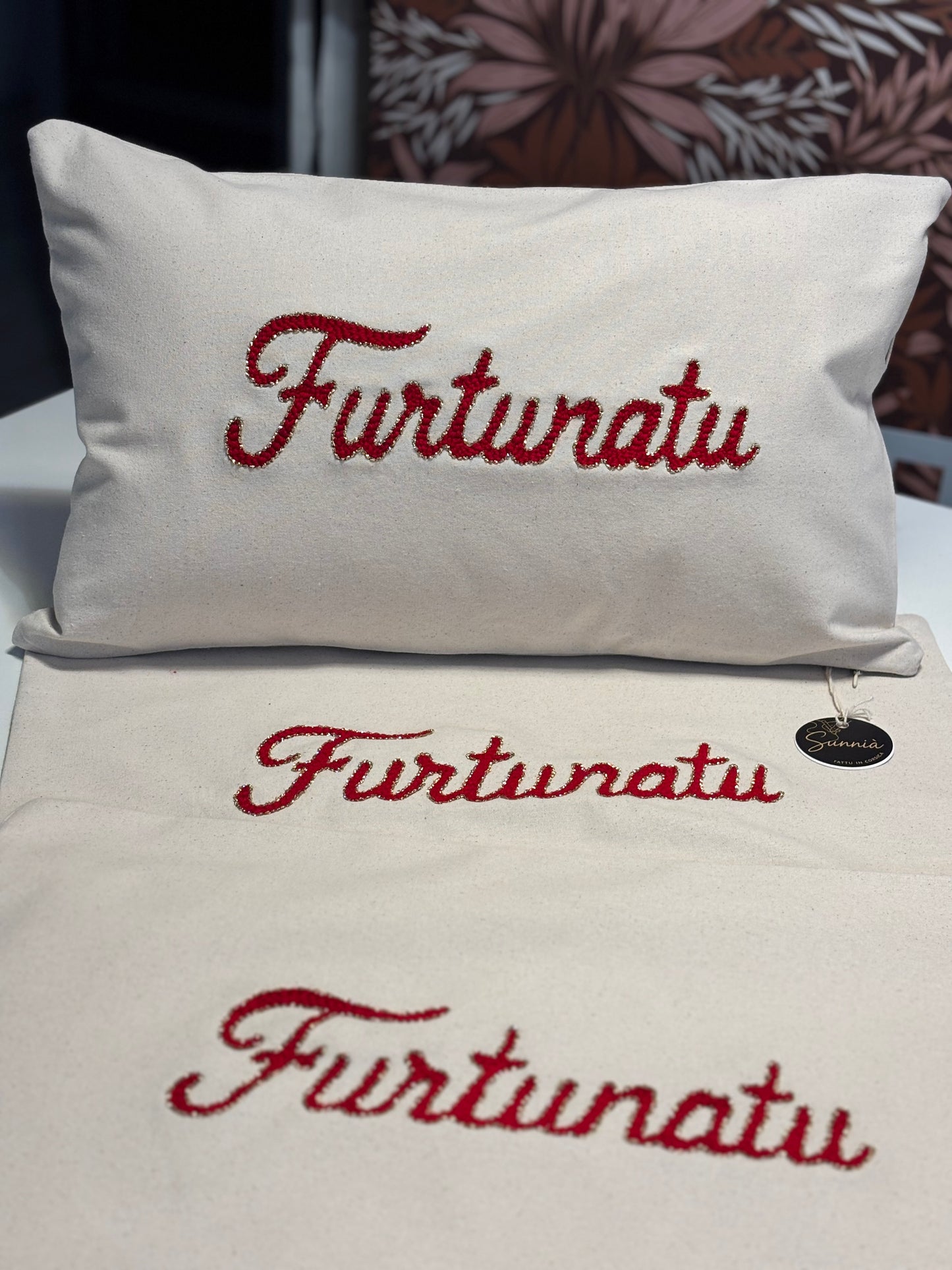 Coussin brodé Furtunatu – Édition spéciale fêtes (rouge & doré)