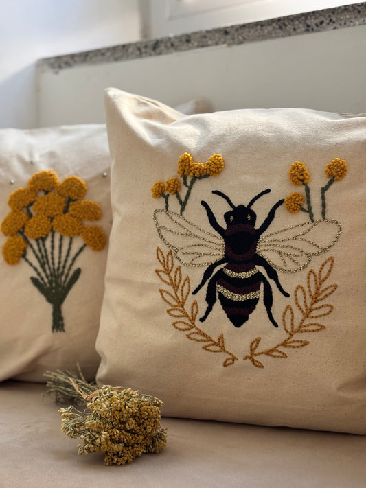 Coussin brodé – Abeille Corse & Immortelle