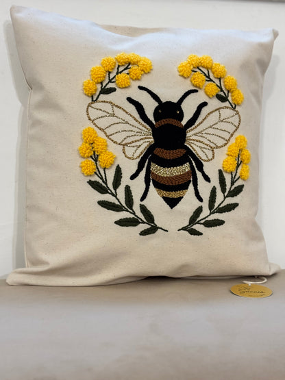Coussin brodé – Abeille Corse & Immortelle