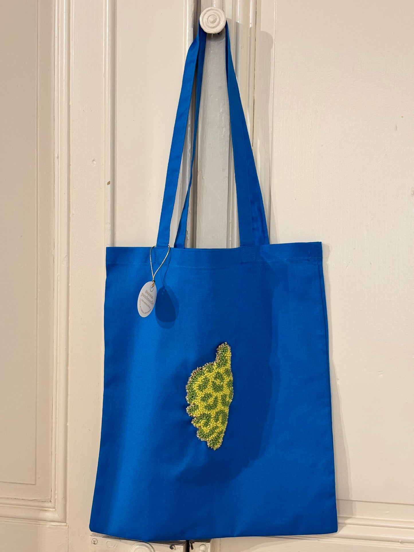 Corse Punch Needle – Léopard
Totebag en coton brodé à la main