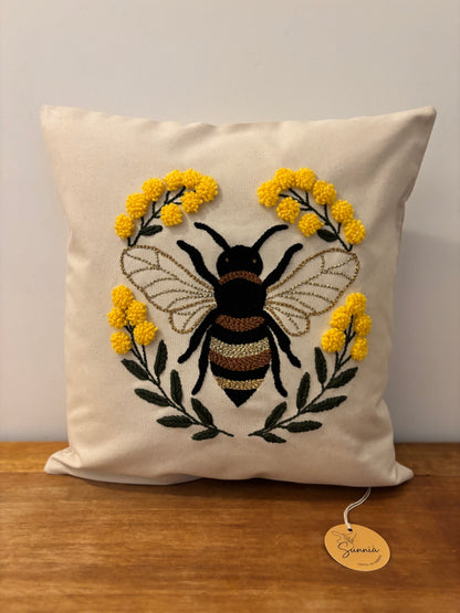 Coussin brodé – Abeille Corse & Immortelle