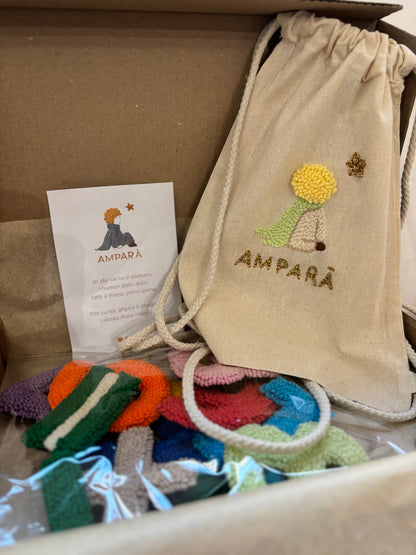 Coffret AMPARÀ – Numeri textile artisanal (0-9 + signes) + sac à dos offert