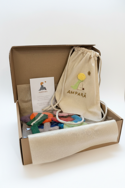Coffret AMPARÀ – Numeri textile artisanal (0-9 + signes) + sac à dos offert