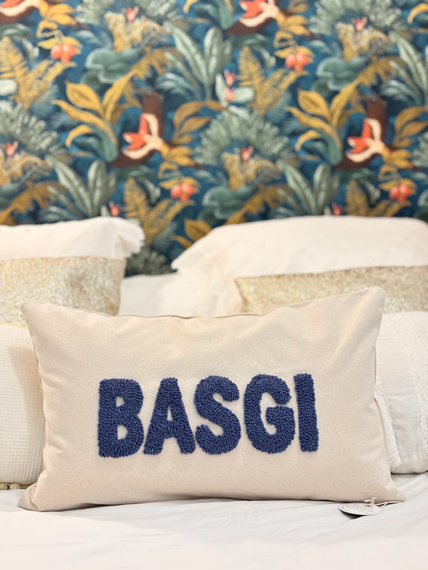 Coussin BASGI – Brodé main en punch needle