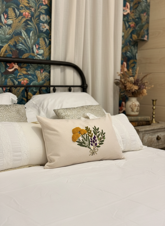 Coussin brodé – Immortelle & Myrte, trésors du maquis corse