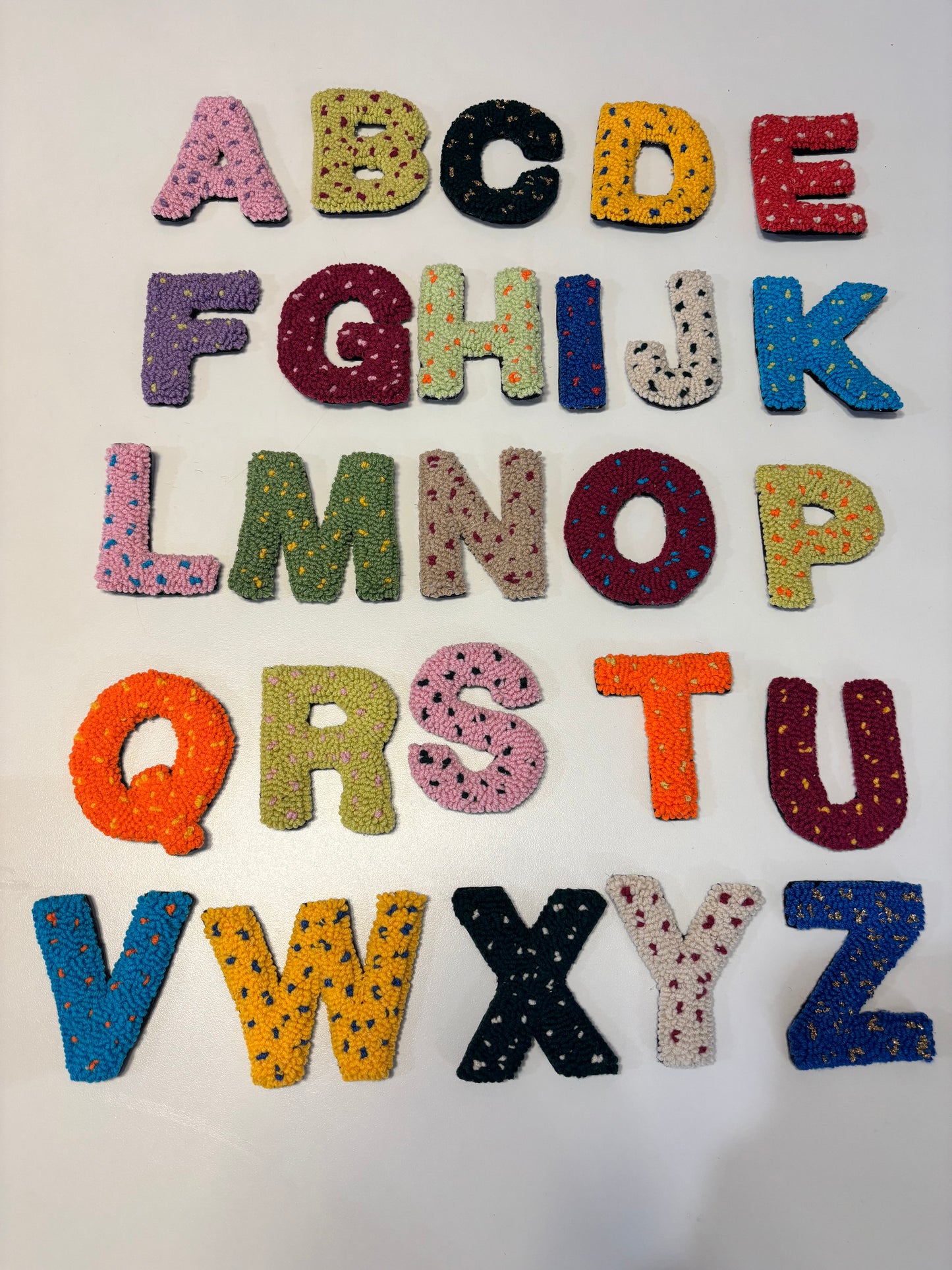 Coffret AMPARÀ – Alphabet textile artisanal (26 lettres) + sac à dos offert