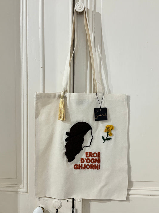 Eroe d’ogni ghjornu – Tote bag brodé à la main