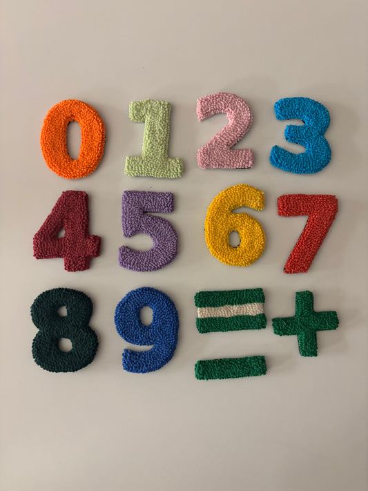 Coffret AMPARÀ – Numeri textile artisanal (0-9 + signes) + sac à dos offert