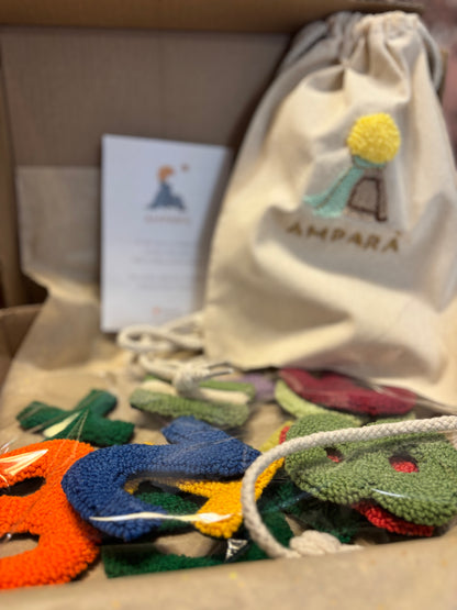 Coffret AMPARÀ – Numeri textile artisanal (0-9 + signes) + sac à dos offert