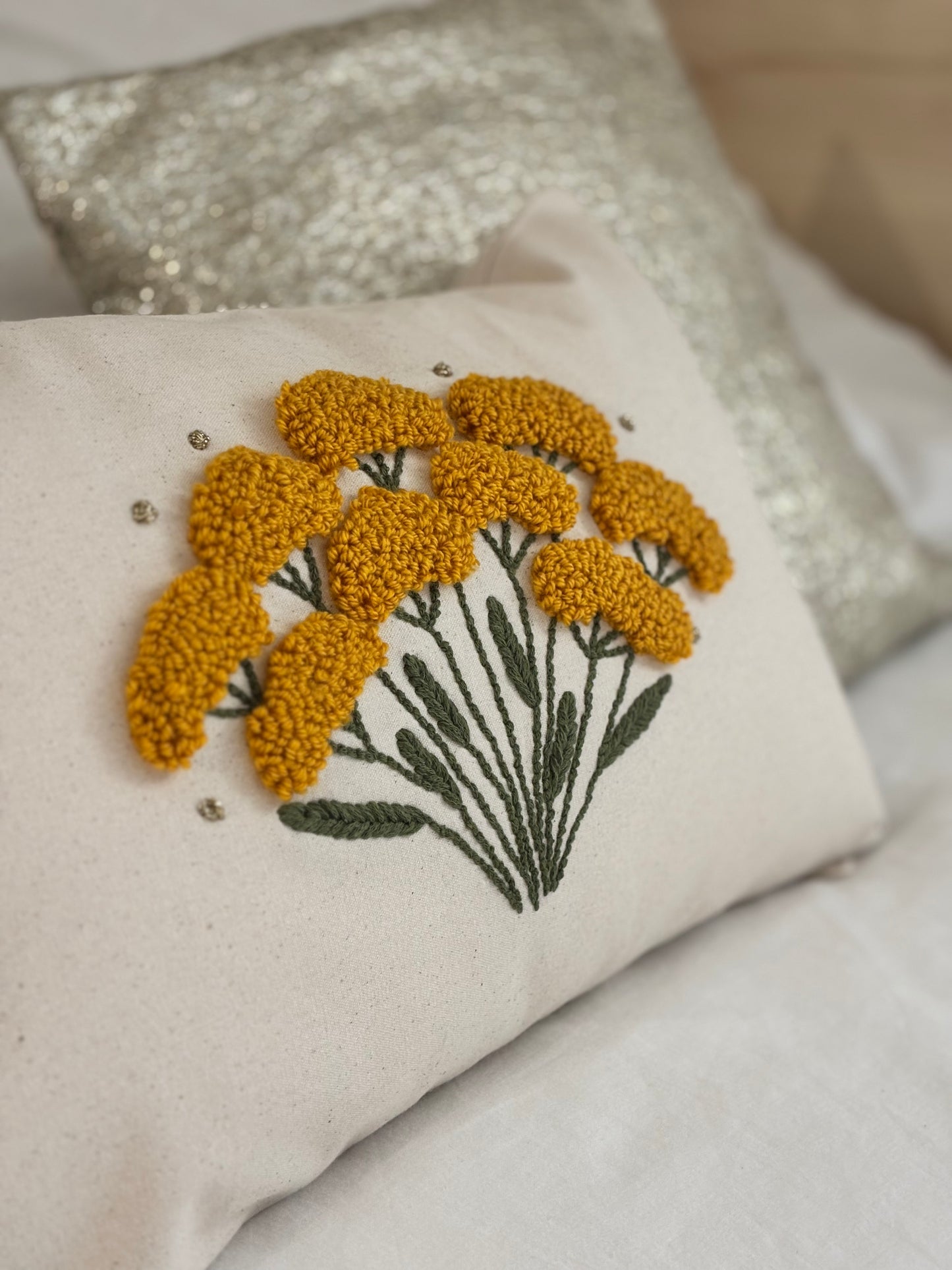 Coussin brodé Immortelle – Format 50×30 cm