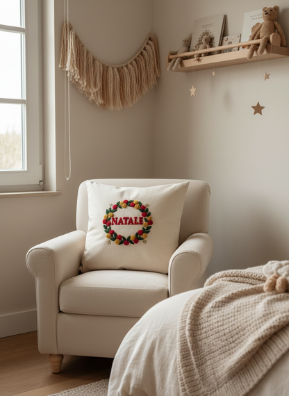 Coussin “Natale” – Couronne brodée (Pièce unique – 40×40)