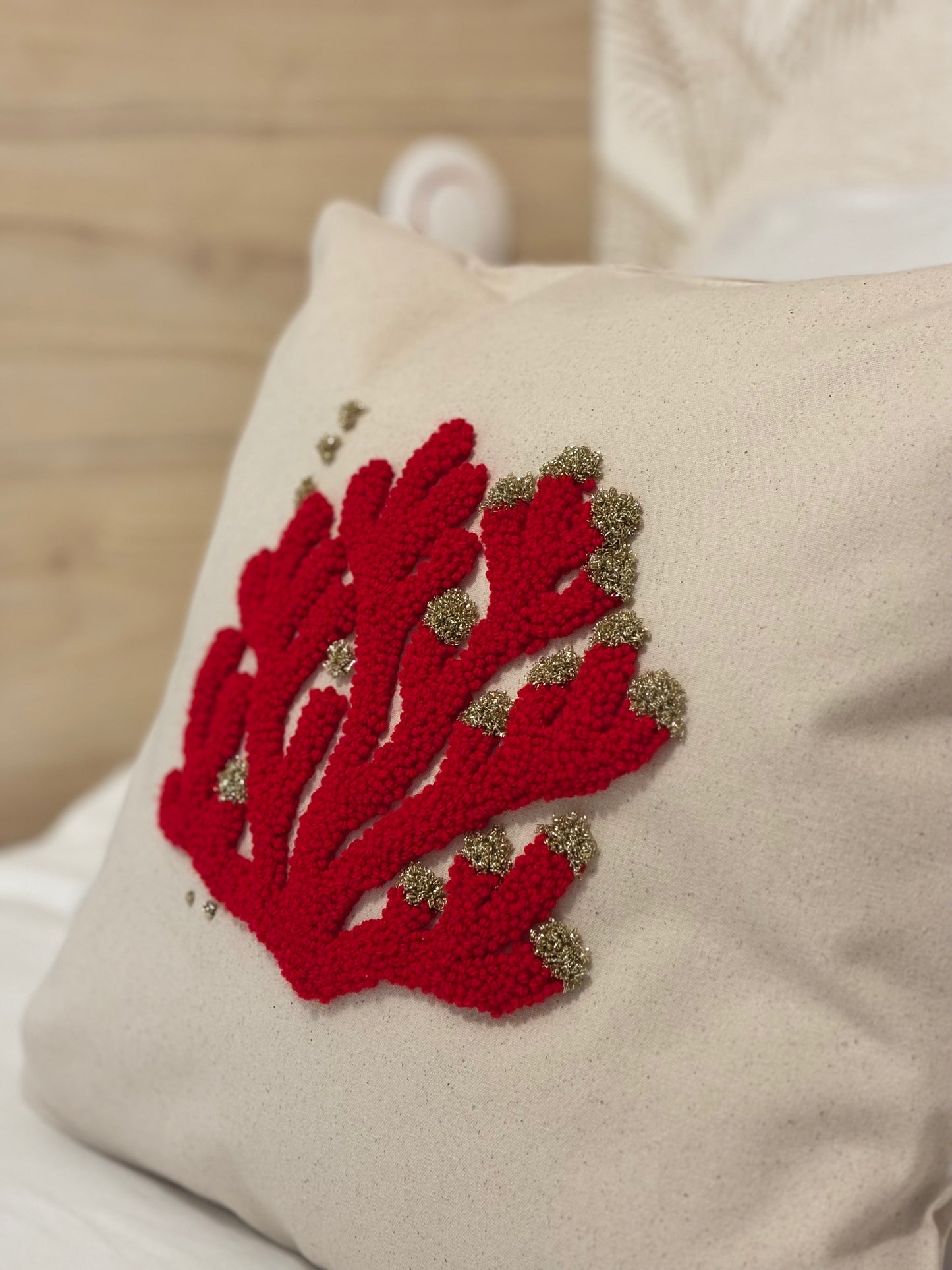 Coussin “Marina d’Oru” – Corail rouge & touches d’or (40×40)