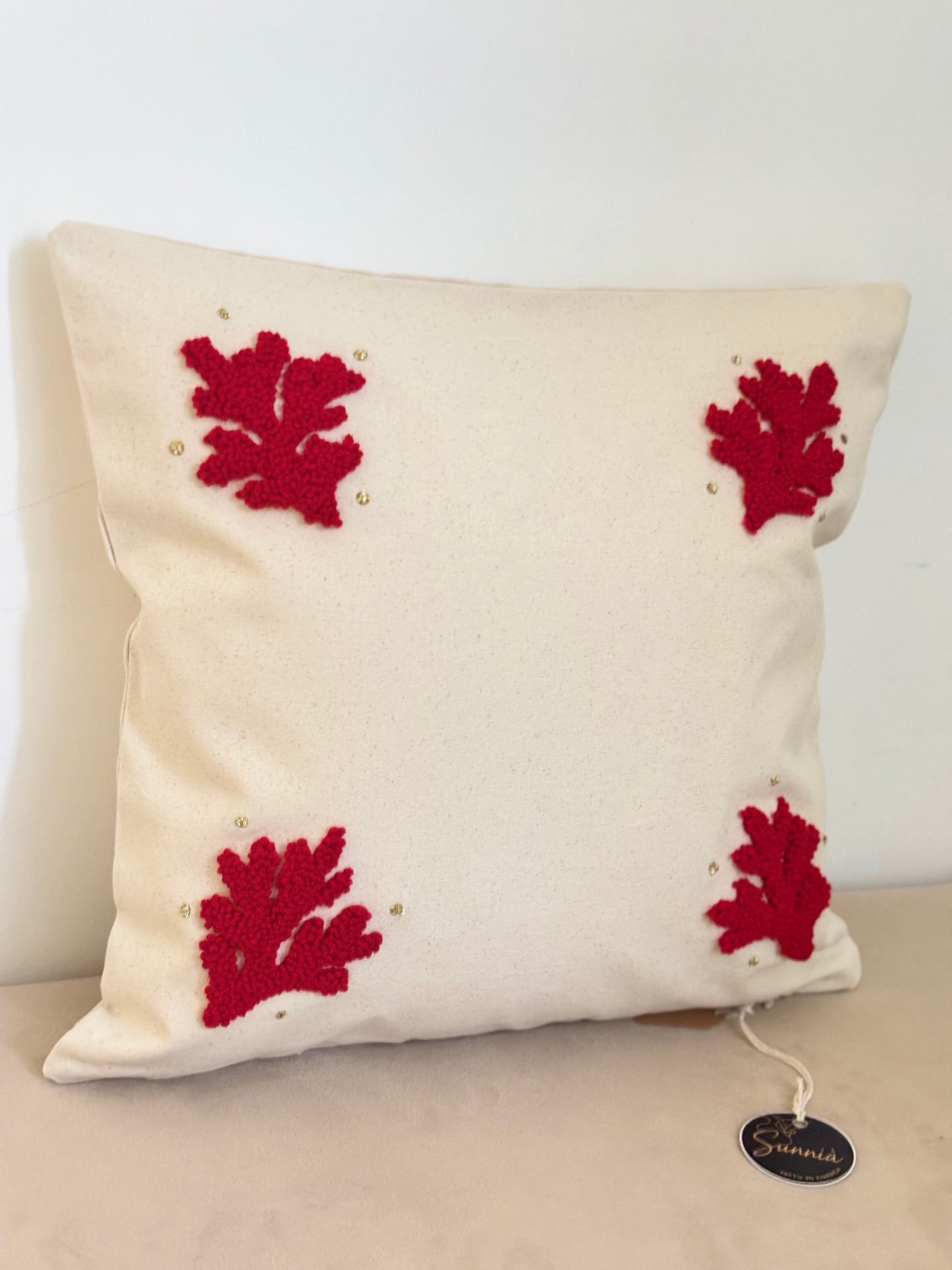 Coussin “Corallu Stellatu” – Pièce unique (40×40)
(Corail rouge & touches d’or)
