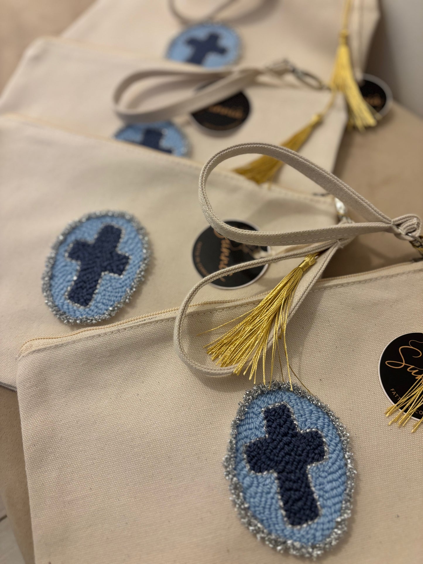 Pochette naturelle • Croix médaillon • Fattu in Corsica